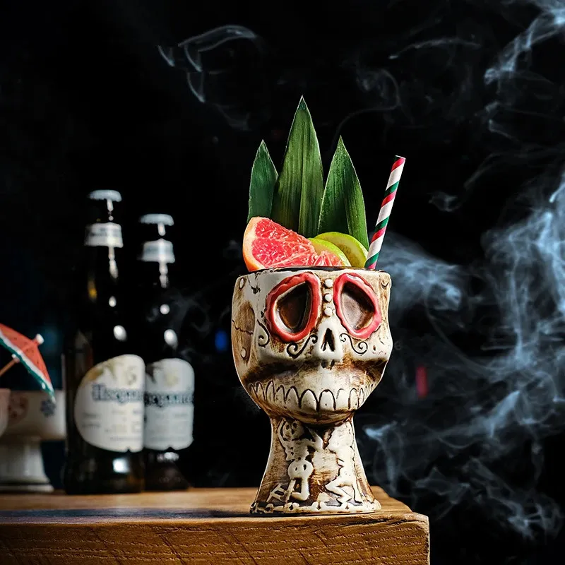 Copa de cóctel con calavera pa - Wine Beer Mix Drink reseña y precio